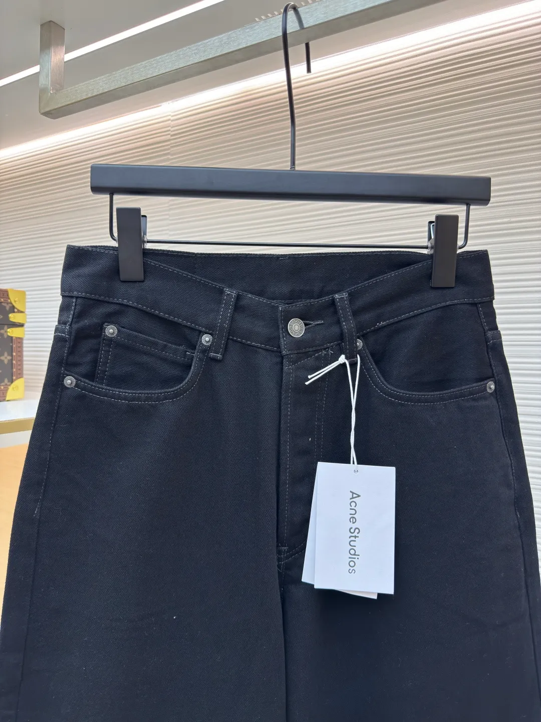 ACNE 25SS basic straight jeans ●Authentic product: purchased and developed at 2699 ●Item number: 1680581-A75 ●Material: machine cotton twill ●Technology: handmade ●Version: fitted version ●Weight: about 845g ●Size: XS-S-M-L ●Description: Natural transition The color is quite subtle, not gray or black, not black, it is too difficult to operate, the retro and nostalgic whiskering color is quite advanced, the inside is also very clean, the chain bike has neat lines, more beautiful, good fixation, and relatively rich layers. The overall wiring is straight and delicate, the fabric is comfortable and soft, and the color is consistent without color difference. It can be matched with the same style to create a fashionable look and control various occasions. Customized accessories, complete with three standards, same style for men and women!